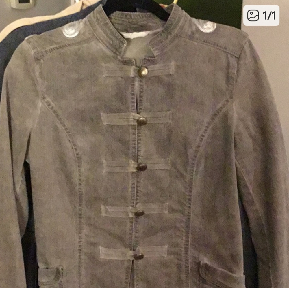 🍁🌺🍀Promod button up denim jacket with front pockets & sequined shoulder..